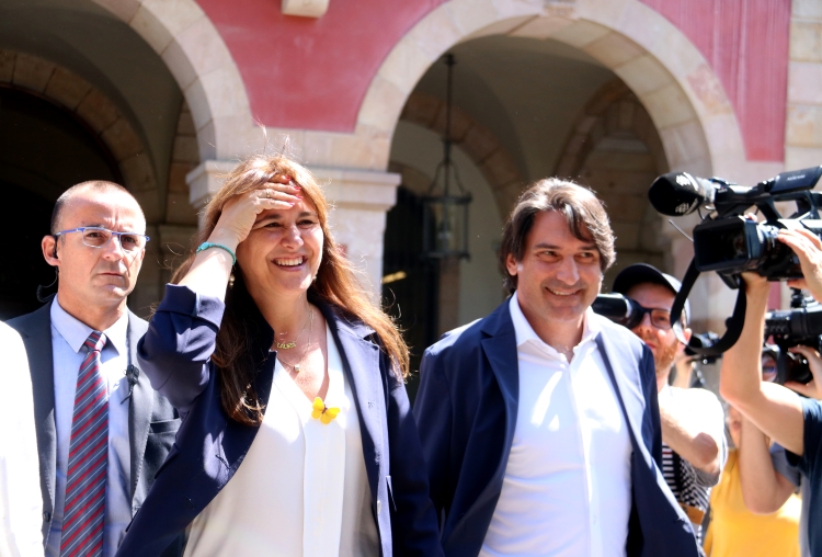 Laura Borràs next to Junts per Catalunya MP Francesc de Dalmases leaving the Catalan Parliament on July 28, 2022 (by Silvia Jardí)